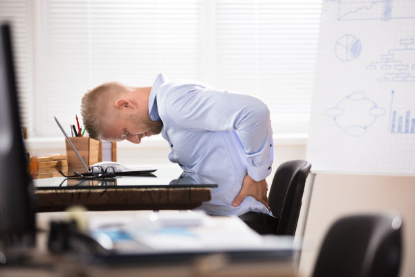 Combattere il mal di schiena con sedia da ufficio e postura corretta